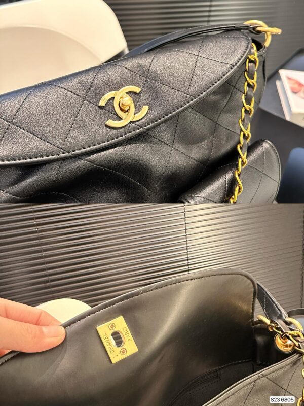 CHANEL CC HOBO BAG BLACK SHINY - Image 6