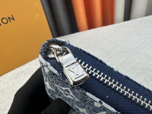 LOUIS VUITTON MONOGRAM ZIPPY WALLET - Image 6