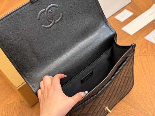 CHANEL MEDIUM COCO HANDLE BAG - Image 4