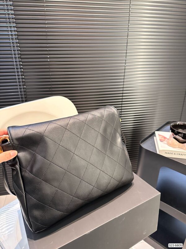 CHANEL CC HOBO BAG BLACK SHINY - Image 4