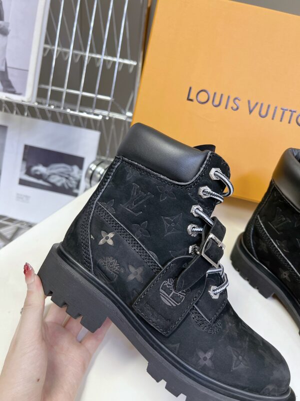 LV WOMEN'S BOOTS - Image 9