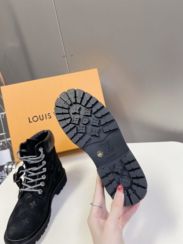 LV WOMEN'S BOOTS - Image 10