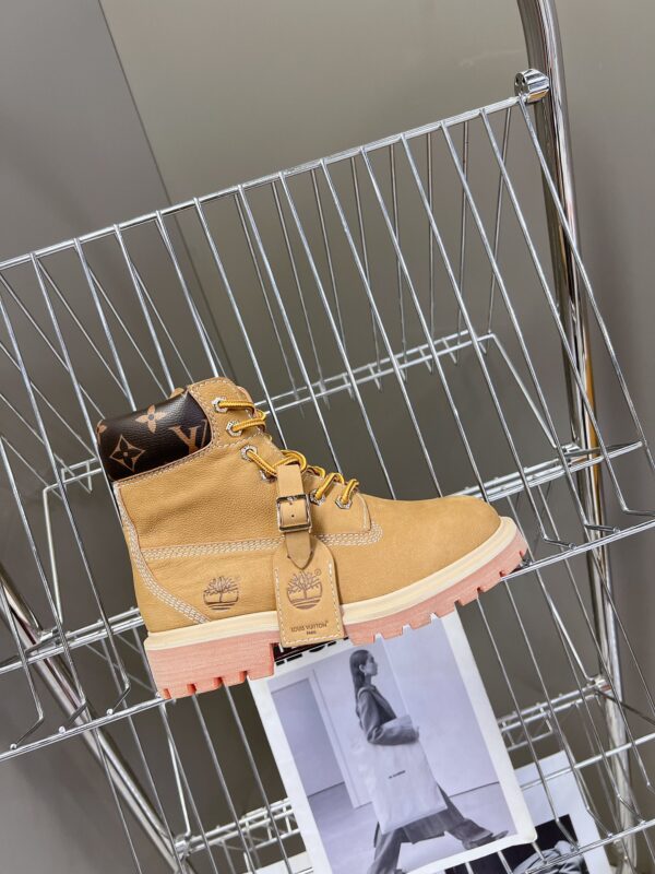 LV WOMEN'S BOOTS - Image 6