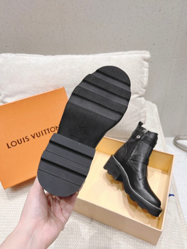 LV WOMEN’S BOOTS - Image 10