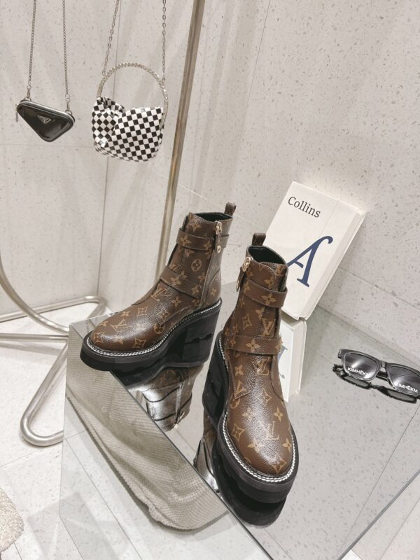 LV WOMEN'S BOOTS - Image 3