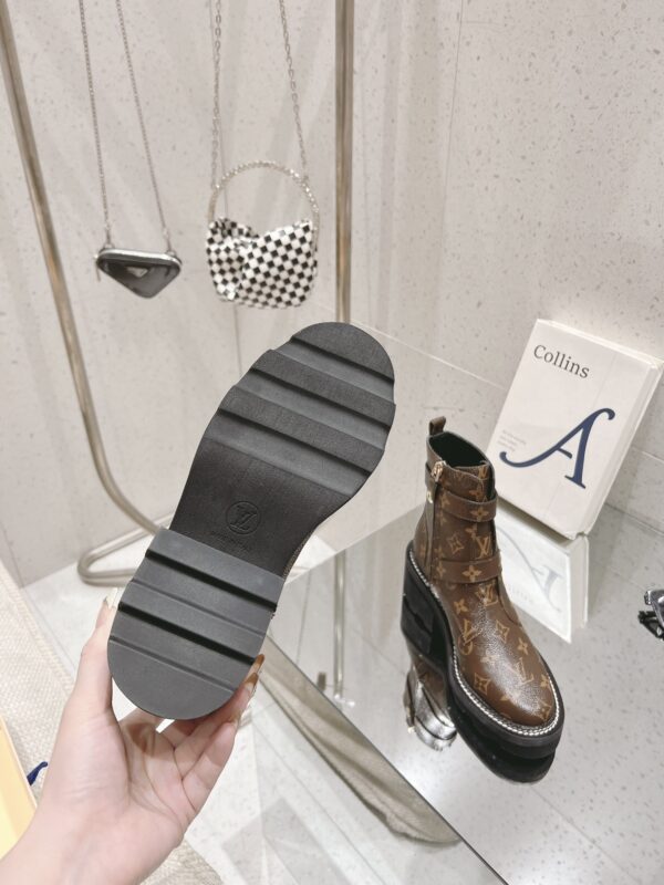 LV WOMEN'S BOOTS - Image 9