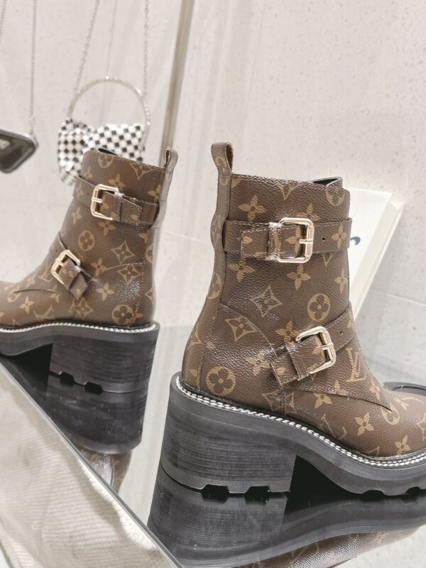 LV WOMEN'S BOOTS - Image 10
