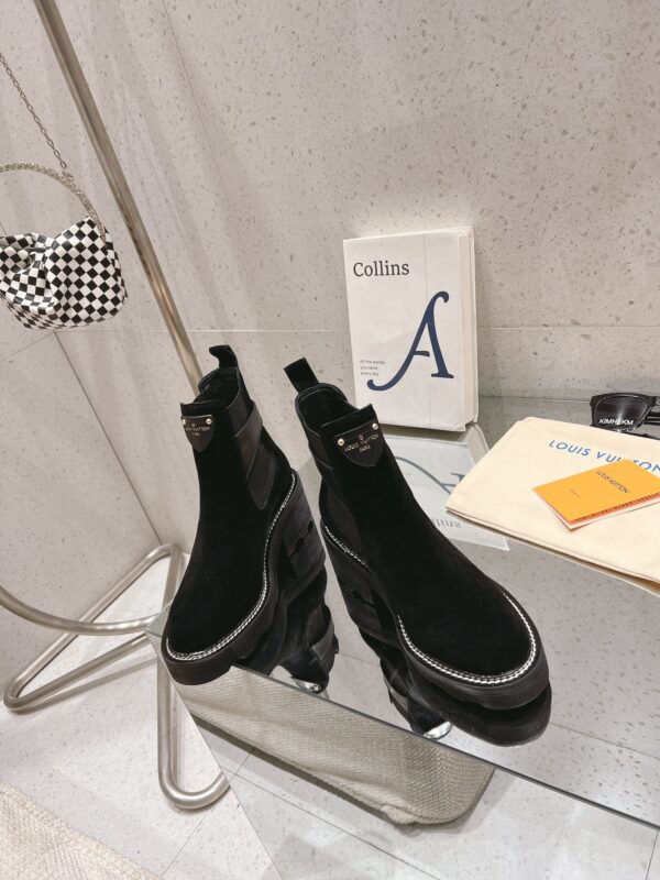 LV WOMEN’S BOOTS - Image 3