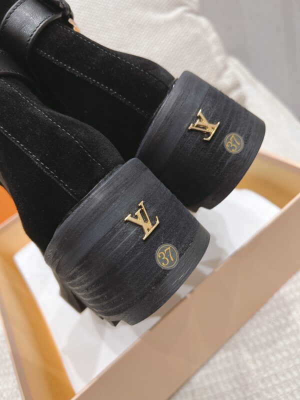 LV WOMEN’S BOOTS - Image 10