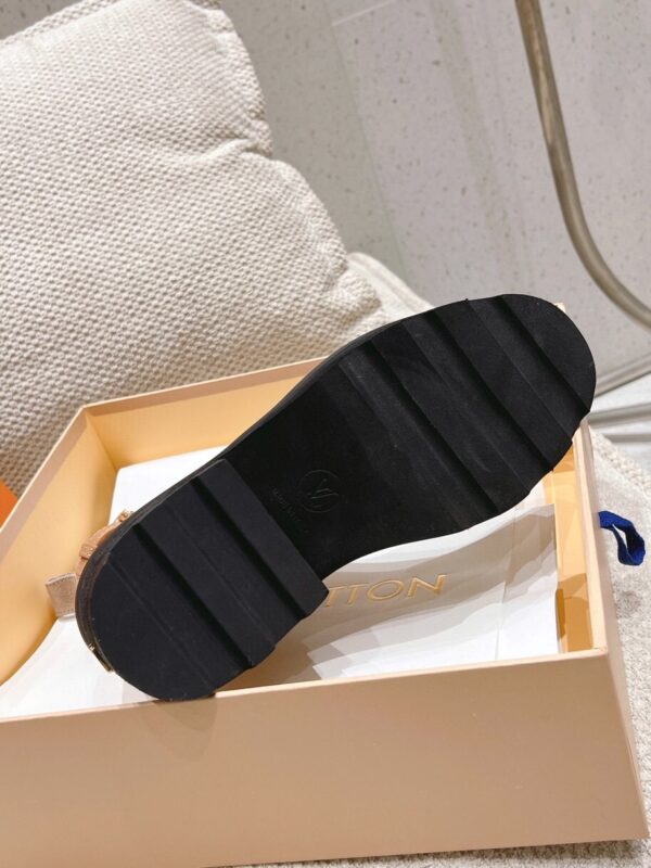 LV WOMEN’S BOOTS - Image 9