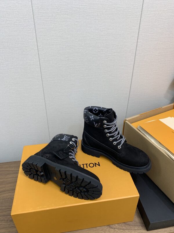 LV WOMEN’S BOOTS - Image 10