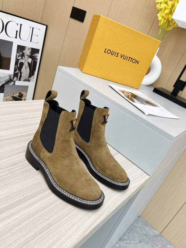 LV WOMEN’S BOOTS - Image 9