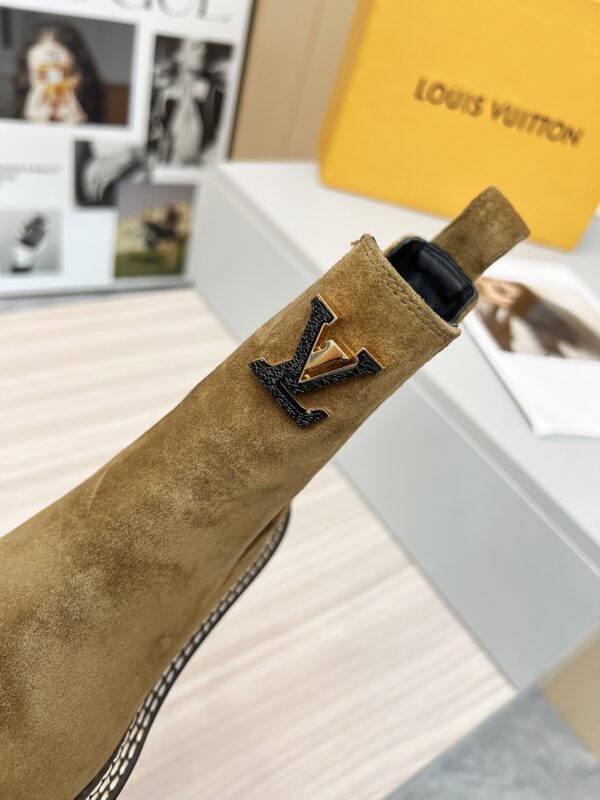 LV WOMEN’S BOOTS - Image 10