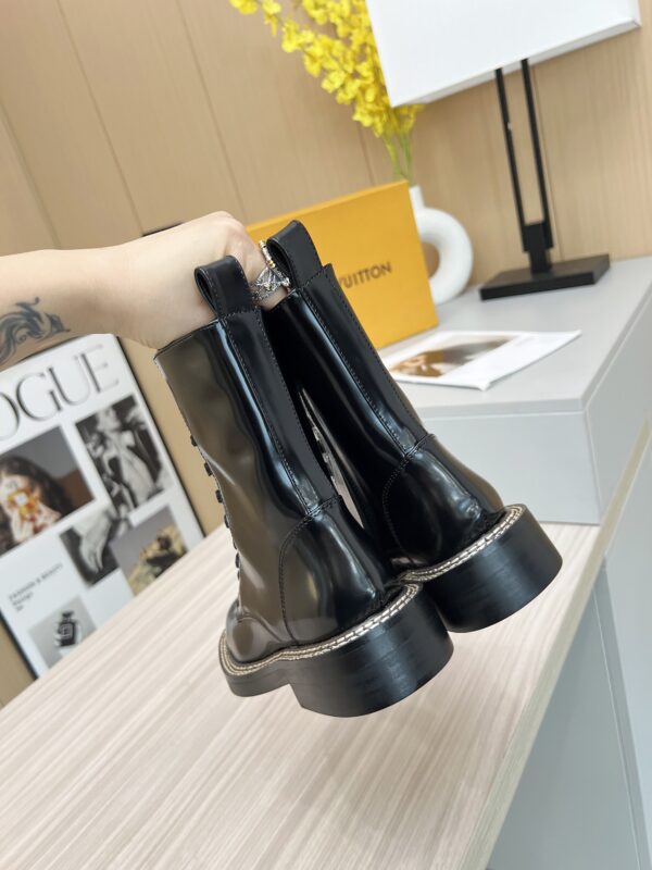 LV WOMEN’S BOOTS - Image 10