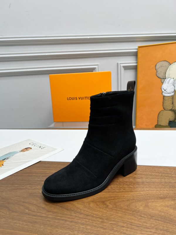 LV WOMEN’S BOOTS - Image 8
