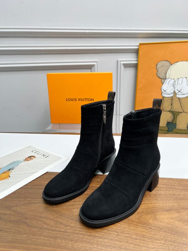 LV WOMEN’S BOOTS - Image 9