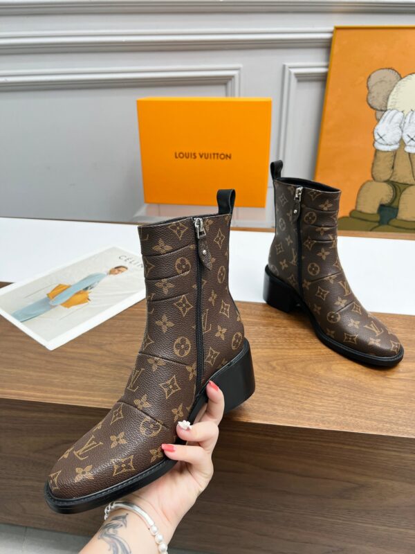 LV WOMEN’S BOOTS - Image 5