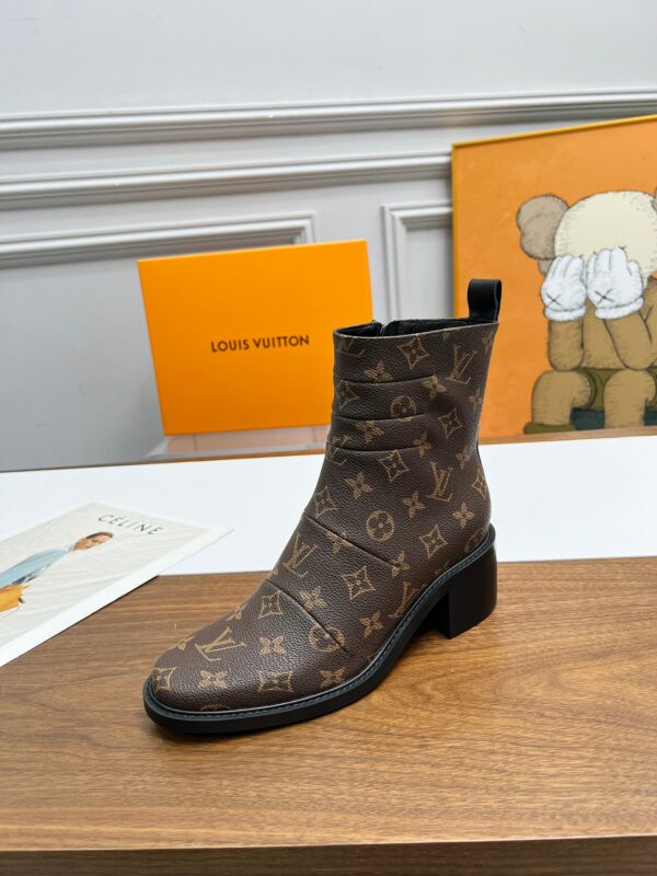 LV WOMEN’S BOOTS - Image 7