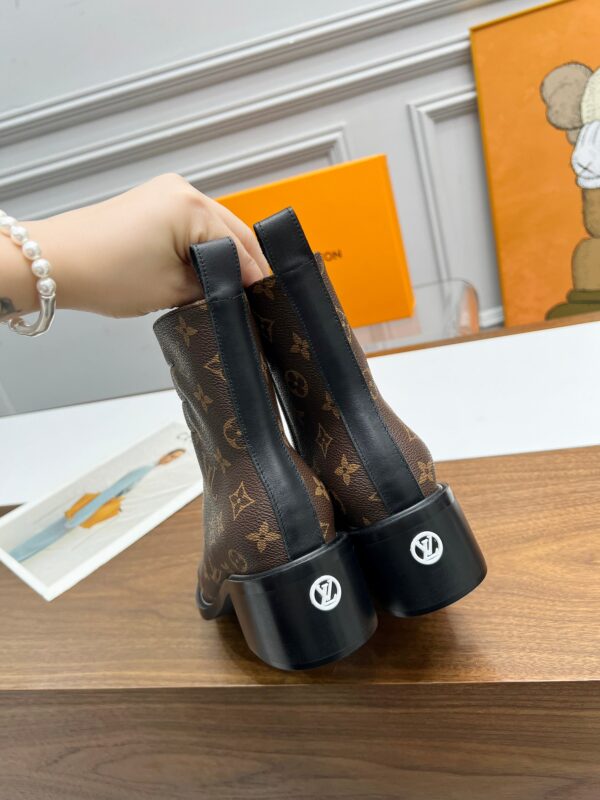 LV WOMEN’S BOOTS - Image 9
