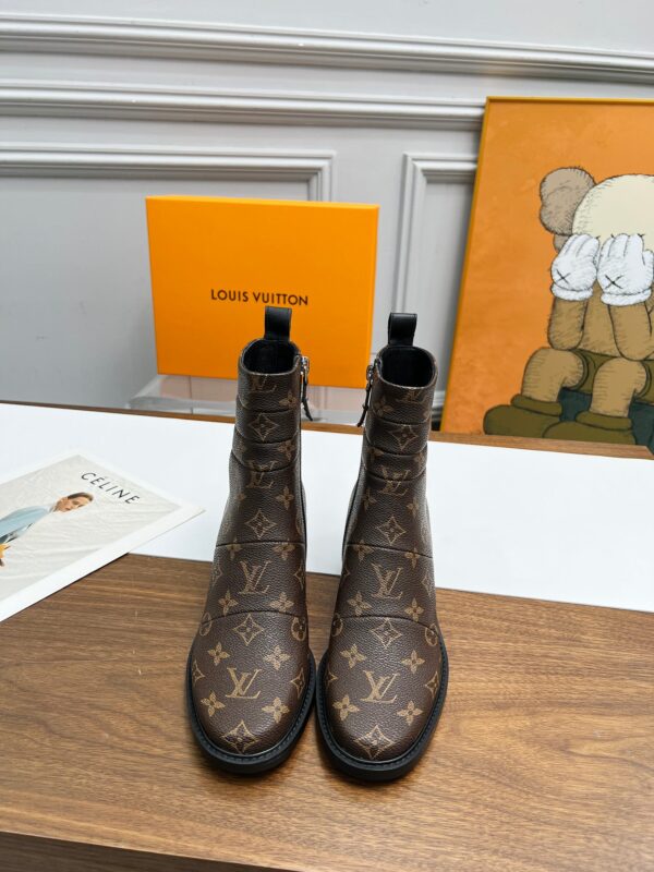 LV WOMEN’S BOOTS - Image 10