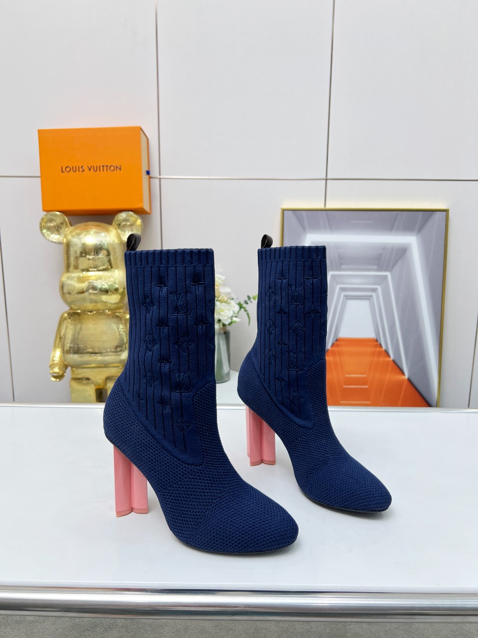 LV WOMEN’S BOOTS - Image 5