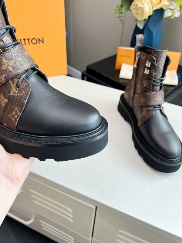 LV WOMEN’S BOOTS - Image 9