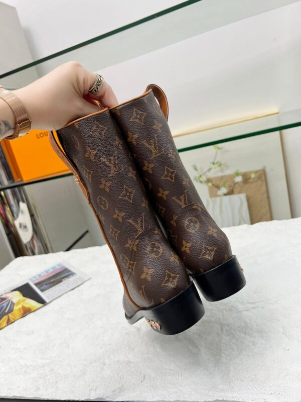 LV WOMEN’S BOOTS - Image 9