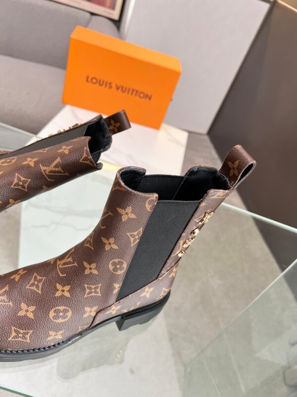 LV WOMEN’S BOOTS - Image 9