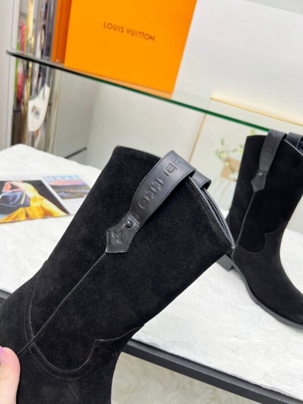 LV WOMEN’S BOOTS - Image 8