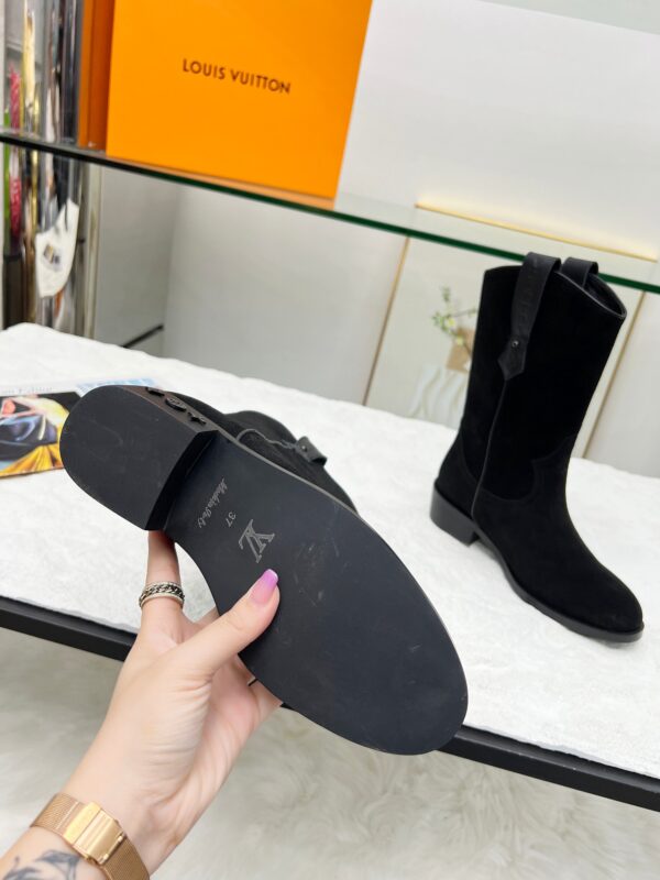 LV WOMEN’S BOOTS - Image 9