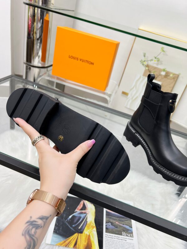 LV WOMEN’S BOOTS - Image 9